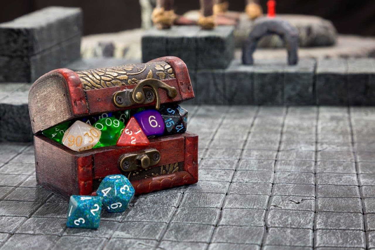 Spieltisch mit Miniaturen und Karten