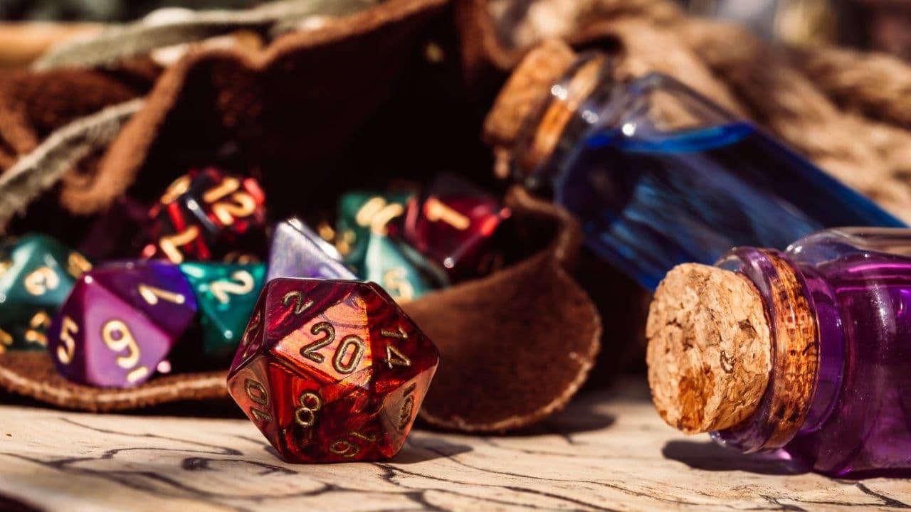 Würfel und Charakterbögen auf einem Spieltisch