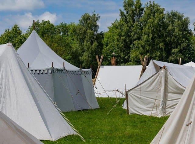 Zelte auf der Wiese neben dem Convention-Gelände